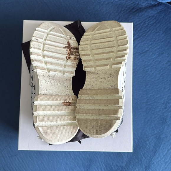 Givenchy White and Black Refracted Logo Spectre Runner
Sneakers Size 44 - Picture 7 of 8